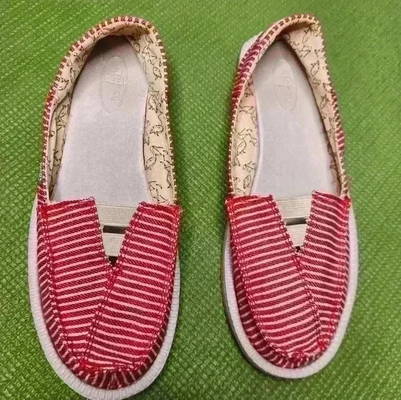 Sanuk slip on casual flat loafer shoes red and white stretch size 8USA - Picture 8 of 14